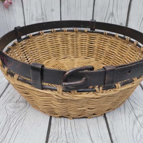 Vintage Round Wicker Basket With Bronze Metal Belt Buckle And Metal Base Trim - Picture 2 of 10